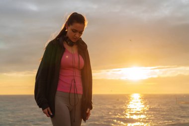 kaçak yarışmaları için hazırlanıyor deniz kenarı akşam koşu sonra dinlenme kendine güvenen genç kız