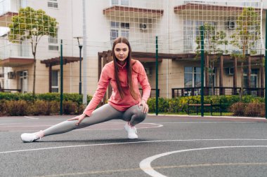 Eğitim spor alanında önce kasları yoğurma etkin ince kız