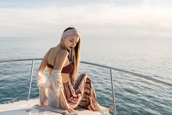 A luxurious attractive young woman sails on the Caribbean sea on her yacht, relaxes and relaxes — Stock Photo, Image