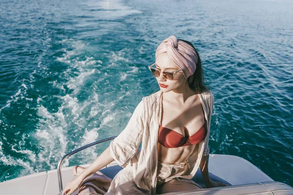 Vonzó a gyönyörű fiatal nő úszik a jachton a kék tenger, élvezi a nyaralás — Stock Fotó