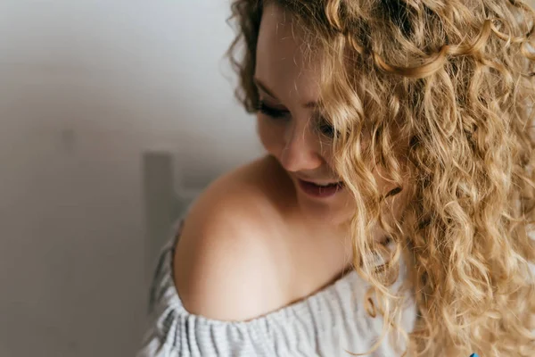 Joven encantadora rizada sonriendo, descansando y pensando en algo — Foto de Stock