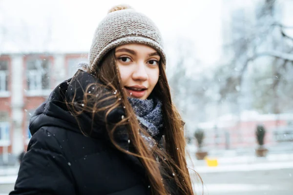 Schöne Langhaarige Mädchen Einer Warmen Jacke Und Hut Geht Durch — Stockfoto