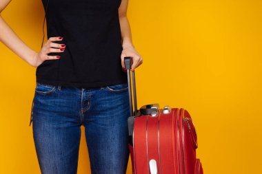 siyah T-shirt ince kız denizde büyük kırmızı bavulla tatile gider