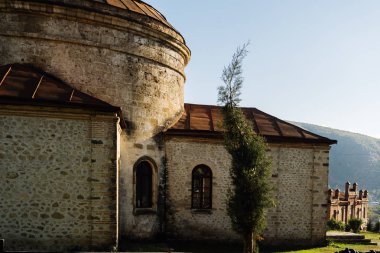 taş bina mavi yaz göğün altında görkemli güzel mimari
