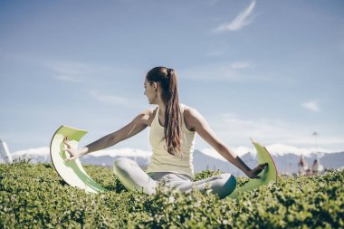 yeşil çimenlerin üzerinde meditasyon yoga sonra düzgün huzurlu kadın