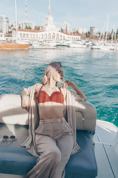 Luxurious stylish woman sailing the Caribbean sea to the island, a long-awaited vacation — Stock Photo, Image