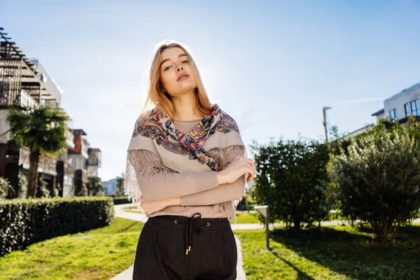 Menina pacífica loira caminha no parque em um dia de primavera quente — Fotografia de Stock