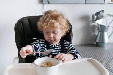 küçük sarışın bebek çocuk lezzetli sıcak çorba mutfakta yemek