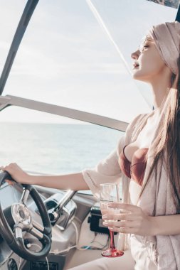 kendine güvenen güzel kız onun yat çalışır, Karayip Denizi, tatil yelken