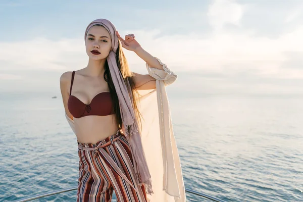 Menina de luxo confiante em roupas de verão na moda posando, navegando no mar do Caribe — Fotografia de Stock