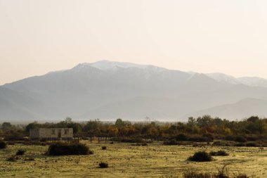 Büyüleyici doğa, görkemli yüksek dağlar, yaz manzara arka plan üzerinde sonsuz çayırlar