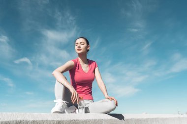 Güneş ve sıcaklık zevk eğitimden sonra dinlenme pembe tişört ince kız sakin