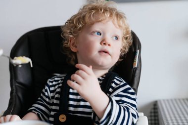 lezzetli bir çorba, yemek mutfakta küçük bir mavi gözlü çocuk oturur bir aile kahvaltı