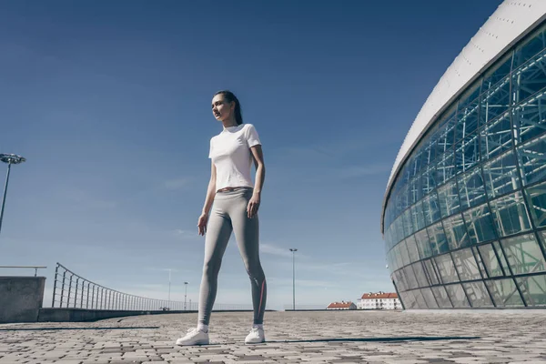 ince atletik kız açık yapıyor egzersiz, kilo vermek istiyor