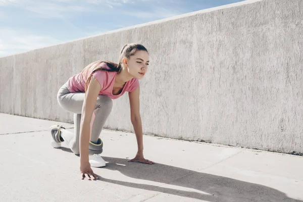 bir maraton açık havada çalıştırmak için hazırlanan gayretli atletik kız spor sever