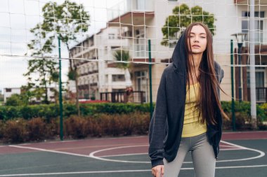 emin uzun saçlı kız eğitim, spor alanında önce güç kazanıyor