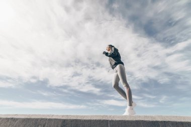 bir yarış rekabet için hazırlanıyor etkin hızlı kız açık havada, koşu