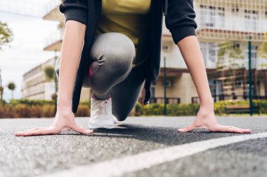 Egzersiz yapmak, spor oynarken ve aktif bir yaşam tarzı lider çok atletik genç kadın