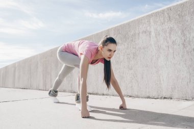 bir maraton açık havada çalıştırmak için hazırlanan kendine güvenen güçlü kız spor sever