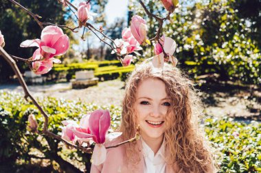 bahar ısı parkta lüks kıvırcık kadının gülüyor