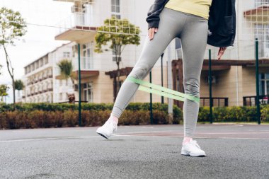 gri tozluk için bacaklarını, kasları egzersizleri yapıyor ince bir kız güzel bir rakam istiyor