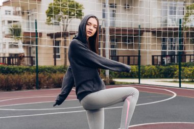 Eğitim spor alanında önce çalışkan etkin kız başını kaputa ile ısıtılan