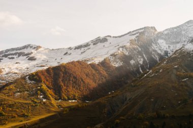 sihirli doğa, yeşil ağaçlar ve beyaz kar, sonbahar manzara ile kaplı dağ yamaçlar