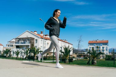 mavi gökyüzü altında koşu emin hızlı kız güzel bir rakam istiyor