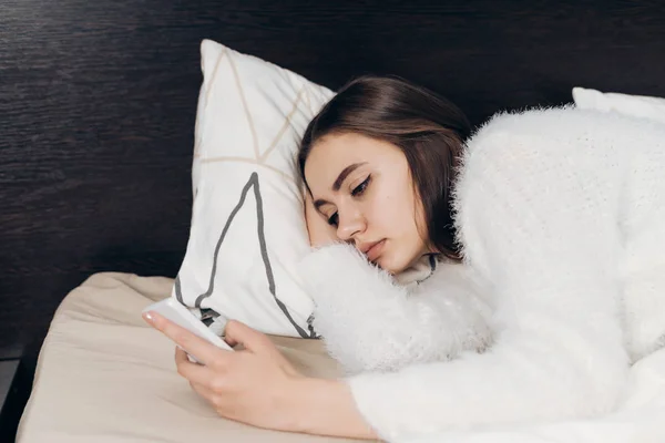Schläfriges Junges Mädchen Liegt Frühmorgens Bett Nicht Aufstehen Behält Smartphone — Stockfoto