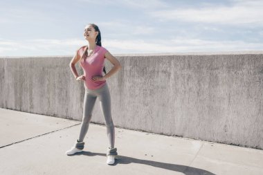 Eğitim açık hava, yol önce sağlıklı bir yaşam tarzı etkin ince kız ısıtır