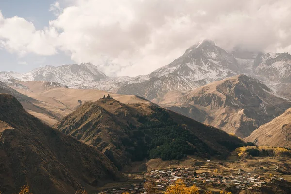 장엄한 산과 언덕 덮여 하얀 눈, 아름 다운 자연과 조 경 — 스톡 사진