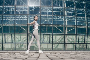 pratik ve açık havada, egzersizleri yapıyor yüksek ince kız güzel bir rakam istiyor