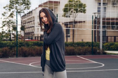 spor sahasında poz emin şık kız seviyor voleybol oynamak için