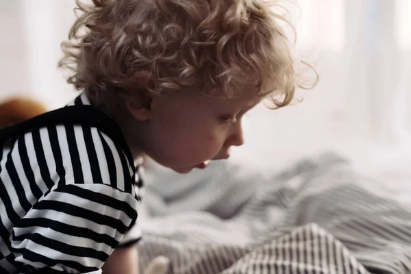 Pequeño niño con pelo rubio estudiando el mundo y divirtiéndose — Foto de Stock