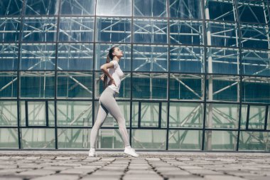 Açık havada çalıştırdıktan sonra dinlenme güzel bir rakam ile ince kız neden aktif bir yaşam tarzı