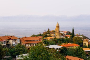 Signagi şehir, bir sürü yeşil ve sakin bir mavi deniz büyüleyici büyülü manzara