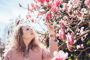 zarif düşünceli kız Pembe Manolya Park, fazla sıcaklık ve güneş kokusu hoşlanır