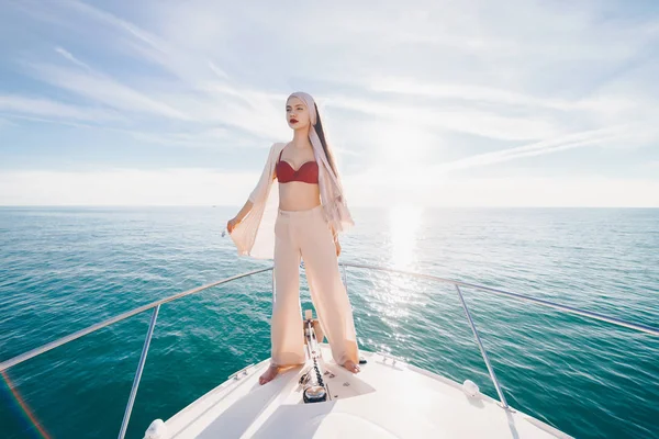 A fényűző, elegáns nő élvezi a gazdag élet és a nyaralás egy jachton, vitorla a Karib-tenger... — Stock Fotó