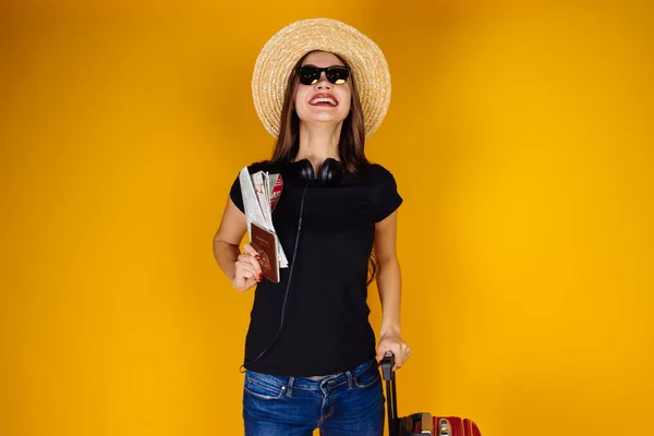 Šťastná dívka v černém tričku a sluneční brýle jede na dovolenou, čeká na její letadlo — Stock fotografie