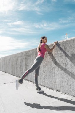 spor egzersizleri bacak kasları açık havada için yapıyor atletik ince kız