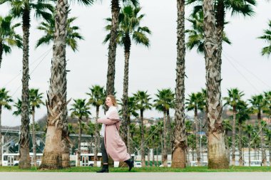 etkin şık kadın Bahar Parkı, iyi hava ve ruh yoluyla yürüyüşe sahiptir