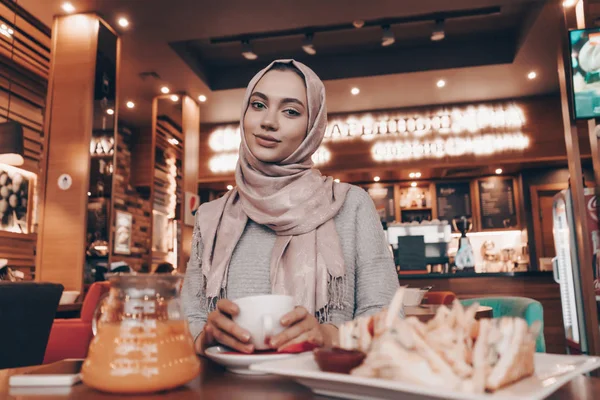 Милая Арабская Девушка Платком Голове Обедает Уютном Кафе Вкусной Едой — стоковое фото