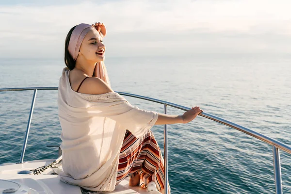 Feliz joven mujer descansa y se relaja en el sol, navega a la isla sobre el mar azul —  Fotos de Stock