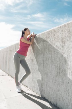 güzel bir rakam mavi gökyüzünün altında zor bir çalışmadan sonra dinlenme ile yüksek ince kız