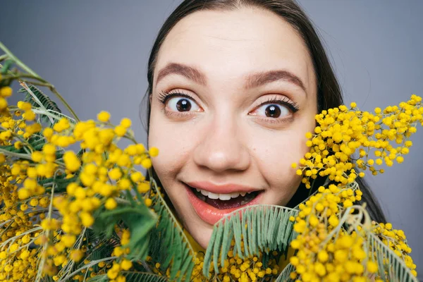 香りのよい黄色いミモザを続けて春には、女の子が喜ぶ笑顔を魅力的な — ストック写真
