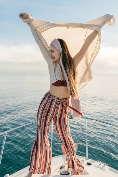 Menina elegante feliz gosta de férias e férias bem esperadas em um iate, ri — Fotografia de Stock