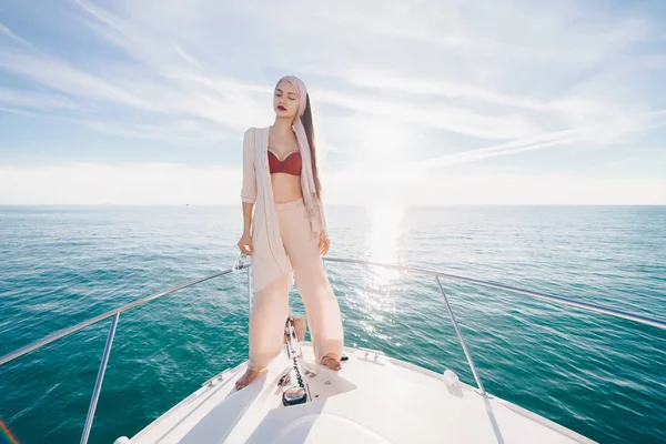 zengin bir hayat zevk güzel çekici kız bir yat, denize karşı poz yaz giysileri