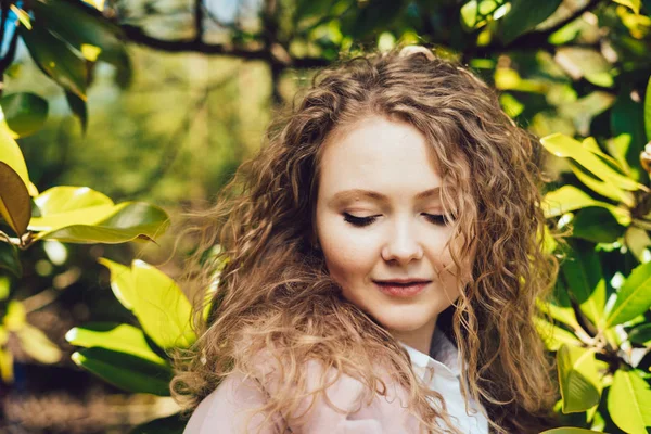 Charming beautiful woman enjoying a walk in the park, posing and smiling — Stock Photo, Image