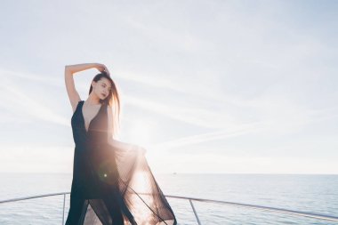 siyah yaz giysileri bir lüks şık kızı sıcak yaz sahiptir hava ve deniz hava