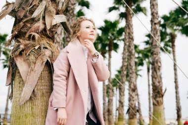 bahar park palmiye ağaçları, yanında poz kıvırcık dalgın kadının